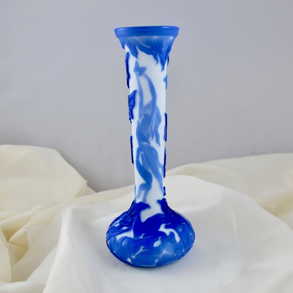 Chris Carpenter 3-layer Blue Periwinkle White "Blue Ivy" Cameo Art Glass Vase